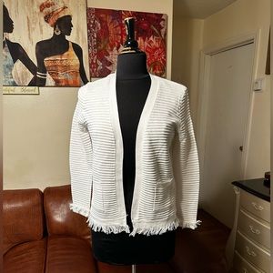 NWOT VERVE AMI BEAUTIFUL 🤩 SWEATER CARDIGAN WITH TWO POCKETS SIZE S WHITE COLOR